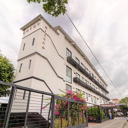 Bianco Hotel Boutique Кукута Экстерьер фото